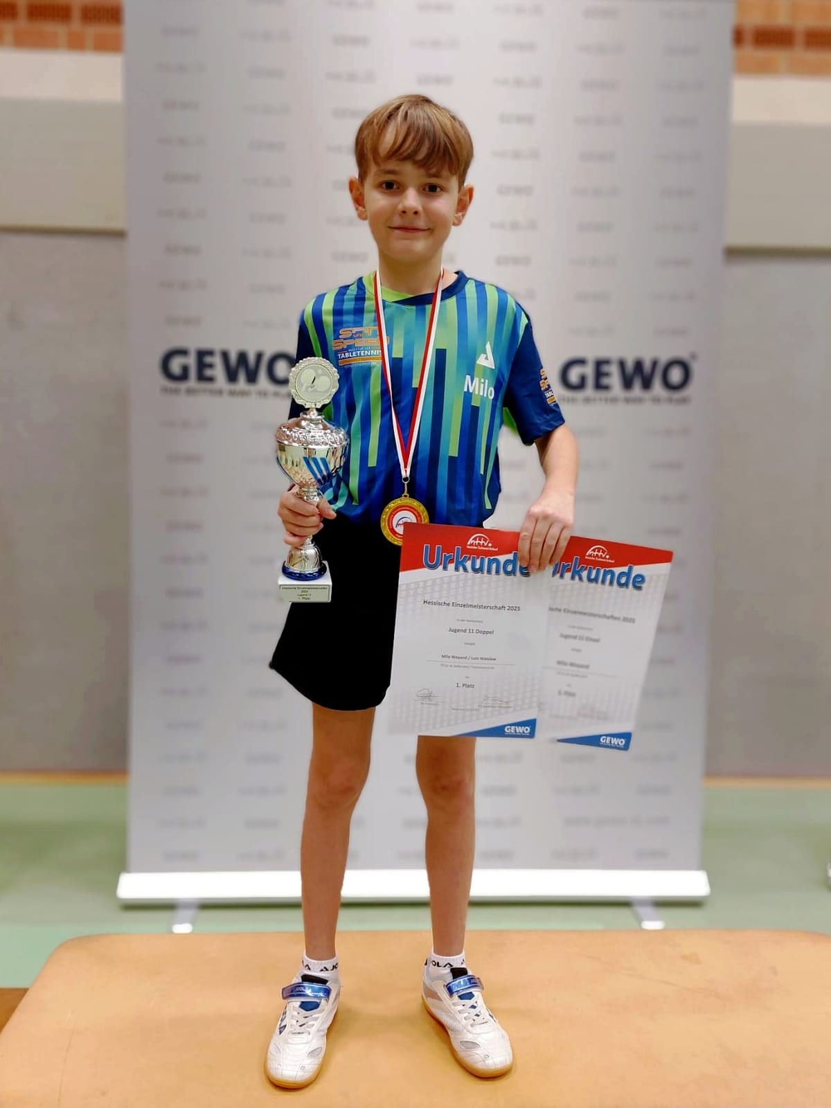 Milo Weyand mit Pokal und Urkunden als Hessenmeister 2025